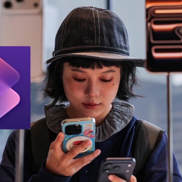 Eine junge Person mit Mütze hält zwei Smartphones, umgeben von ausgestellten Handys und einem lila App-Symbol im Vordergrund.