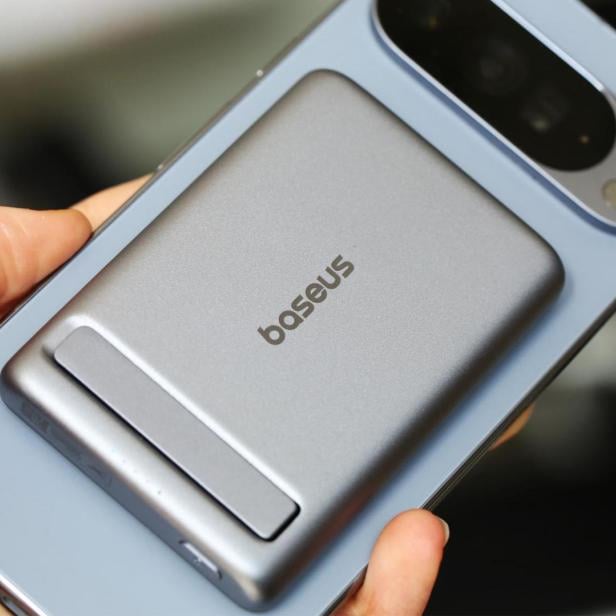 Powerbank auf einem Pixel-Handy