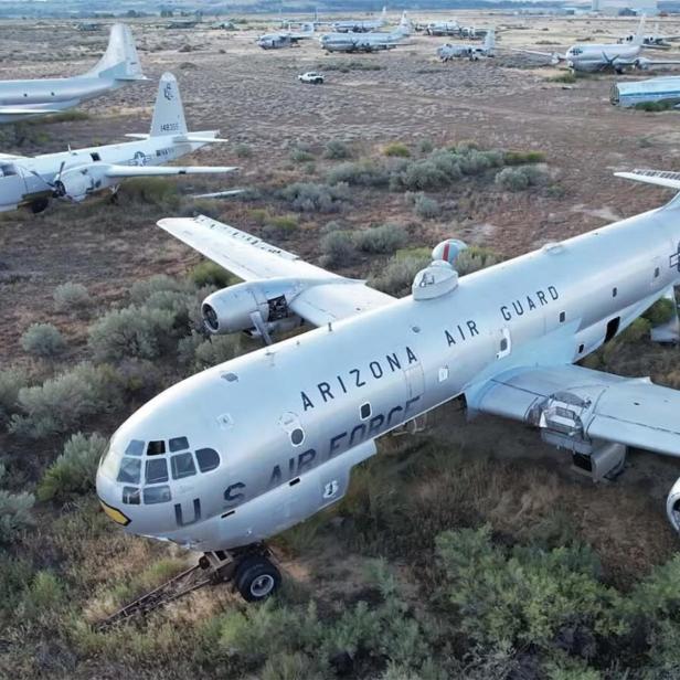 Auch ein KC-97 Stratofreighter kommt unter den Hammer.