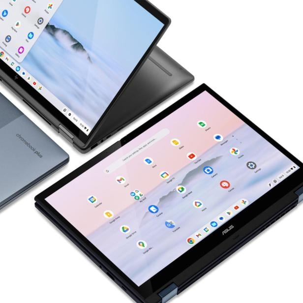 Drei Chromebooks von Lenovo, HP und Asus liegen aufgeklappt und zugeklappt nebeneinander.