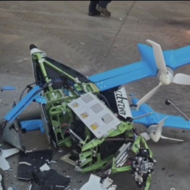 Die Amazon-Drohne ist abgestürzt, nachdem sie einen Kran gerammt hat