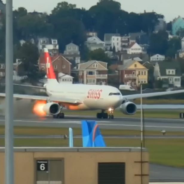 Flugzeug auf der Bahn als Triebwerk explodiert