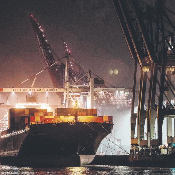 Containerschiff am Hamburger Hafen.