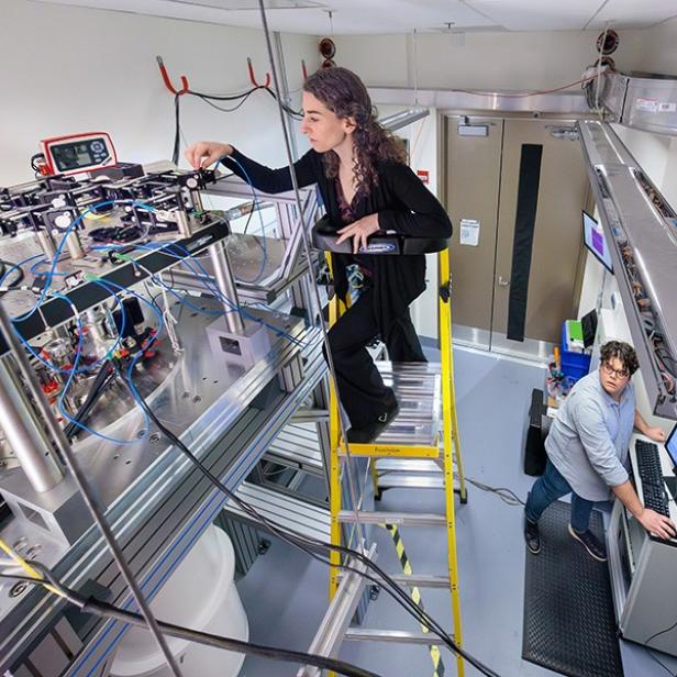 Die Doktoranden Leah Weiss und Grant Smith arbeiten im Labor.