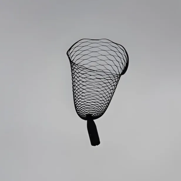 Ein Fallschirm voller Löcher mit einer Flasche am unteren Ende.