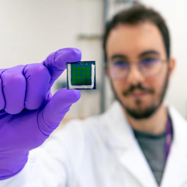 Forscher André Violas zeigt ein Solarmodul