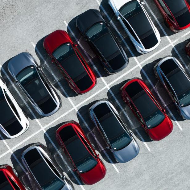 mehrere Tesla New Model Y auf einem Parkplatz, Vogelperspektive