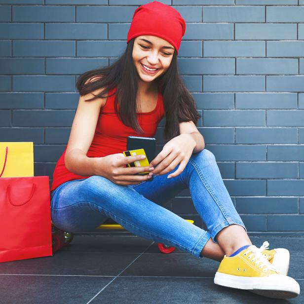 Frau beim Online-Shopping am Smartphone