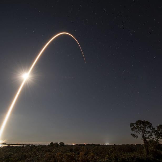Lichtbogen vor Nachthimmel zum Start einer Starlink-Mission