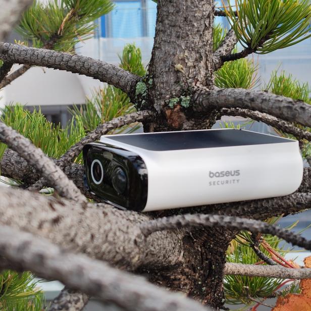 Die Sicherheitskamera von Baseus hat ein Solarmodul am Rücken.