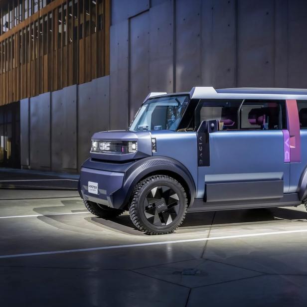 Das neue elektrische Konzeptfahrzeug von Dacia steht in moderner Umgebung und hebt das kantige Design hervor.