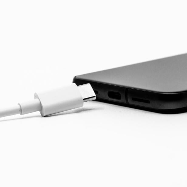 Ein USB-C-Kabel und ein Smartphone