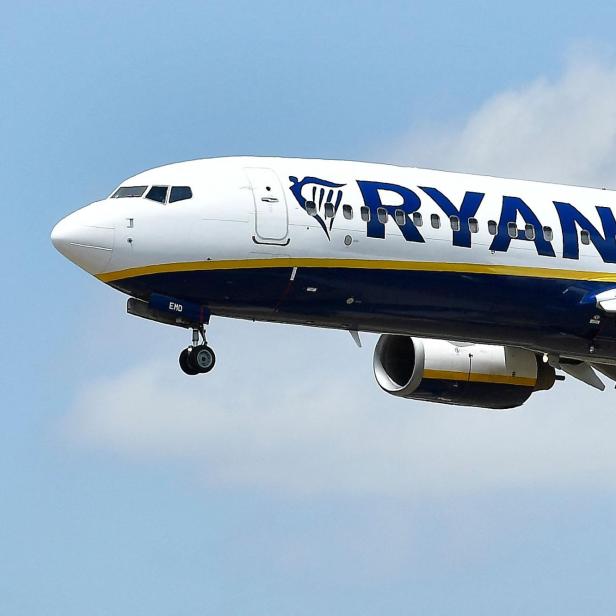 Ein Ryanair-Flugzeug im Landeanflug
