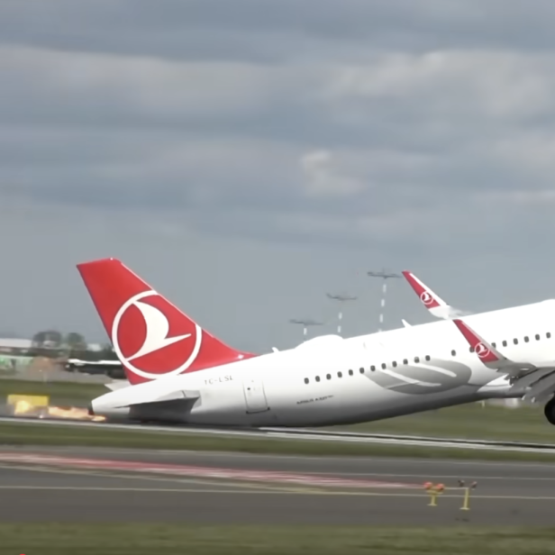 Die Turkish Airline Maschine auf der Landebahn und der Heckaufprall 