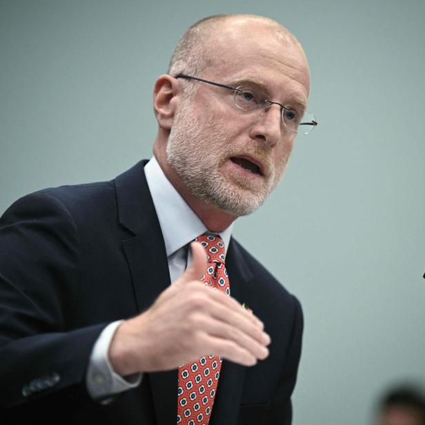 Brendan Carr an einem Rednerpult