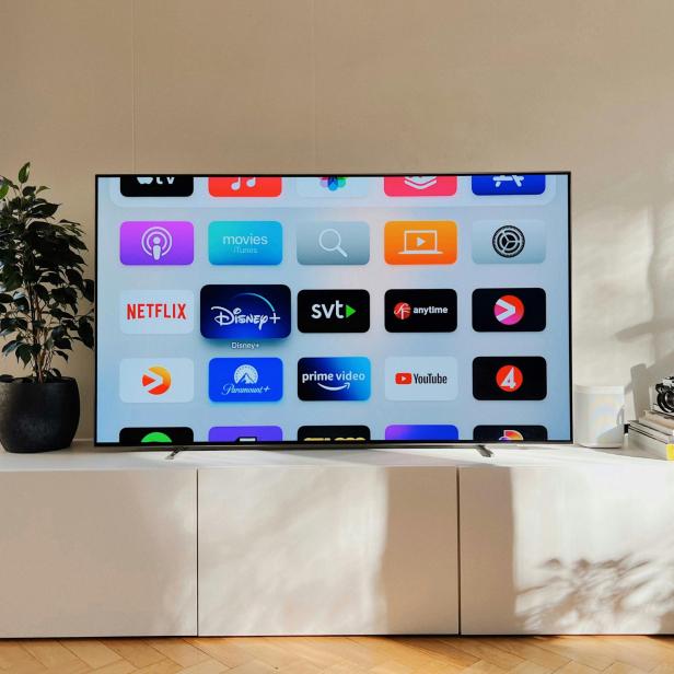 ein Smart TV mit verschiedenen Apps