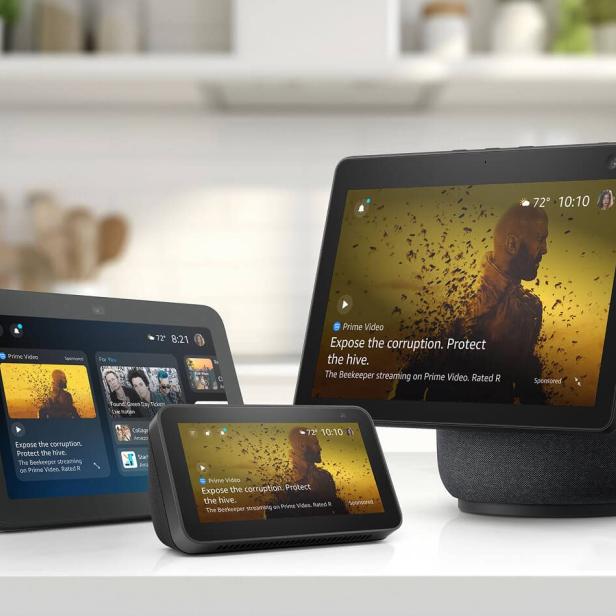 Eine Werbung für den Film "The Beekeeper" wird auf dem Display des Amazon Echo angezeigt