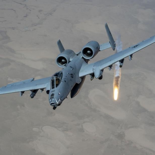 Kampfflugzeug A-10 wirft Täuschlörper ab
