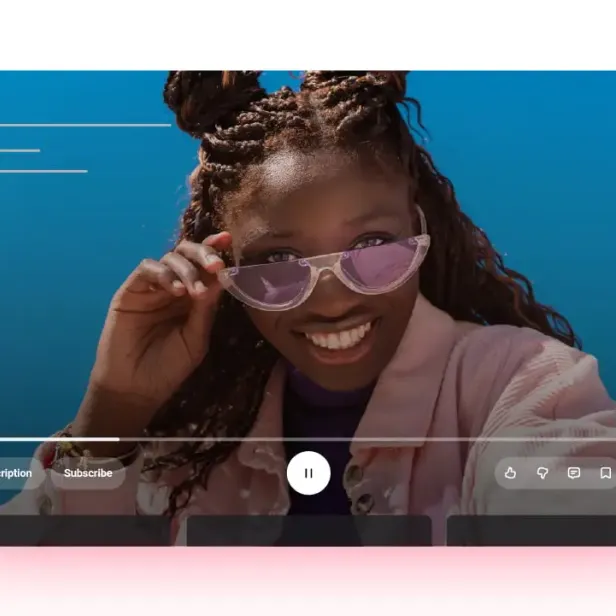 Eine lächelnde Frau mit Zöpfen und rosafarbener Sonnenbrille ist auf einem Videoplayer zu sehen.