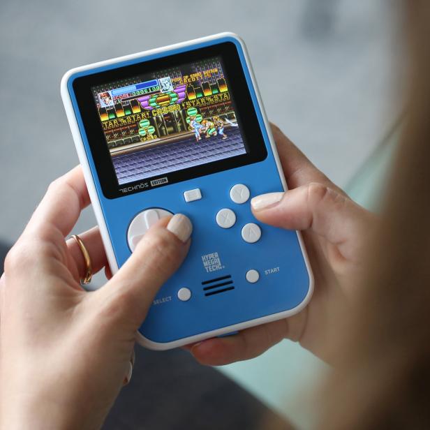 Frau spielt mit Gaming-Handheld Blaze Super Pocket