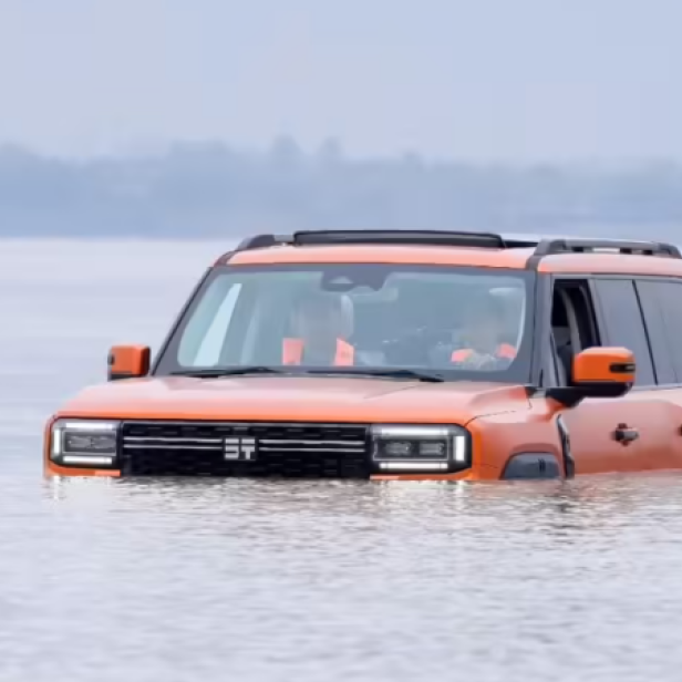 Der orange Jetour Zongheng G700 von Chery schwimmt mit nur sichtbarer Fahrzeugoberseite durch den Jangtse-Fluss.