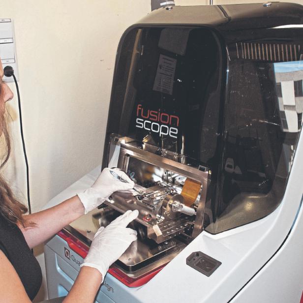 Die 36-jährige Materialforscherin Michele Brugger-Hatzl suchte nach praktischen Anwendungsmöglichkeiten für das neue Mikroskop namens „FusionScope“.