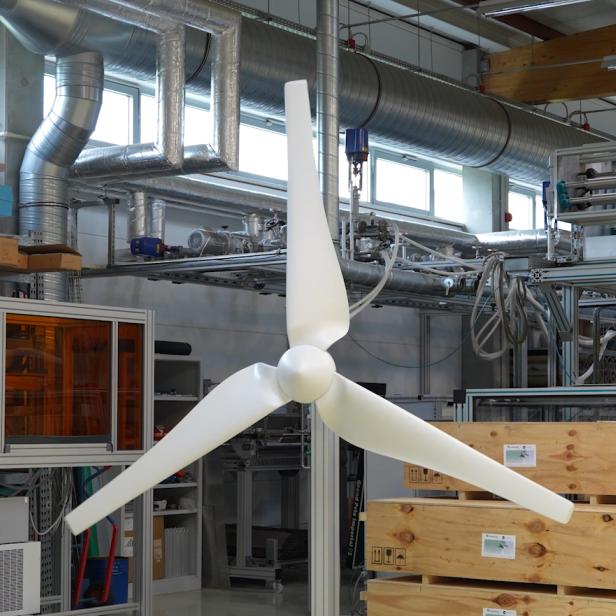Rotor in Leichtbauweise steht in einer Halle