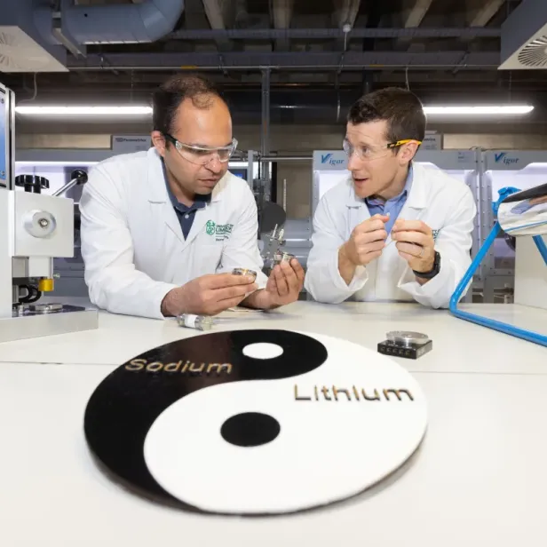Syed Abdul Ahad und Hugh Geaneyuntersuchen die Bestandteile der neuen Batterie. Syed Abdul Ahad und Hugh Geaneyuntersuchen die Bestandteile der neuen Batterie.