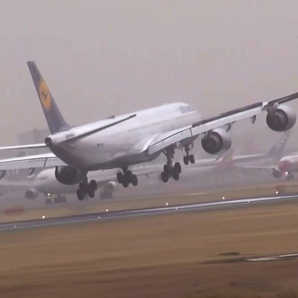 Lufthansa A340 landet so hart, dass sich der Rumpf verbiegt
