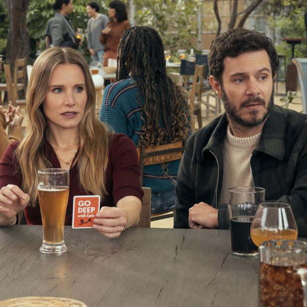 Kristen Bell und Adam Brody sitzen an einem Tisch.