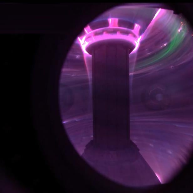 Erstmals buntes Plasma in Fusionsreaktor gefilmt