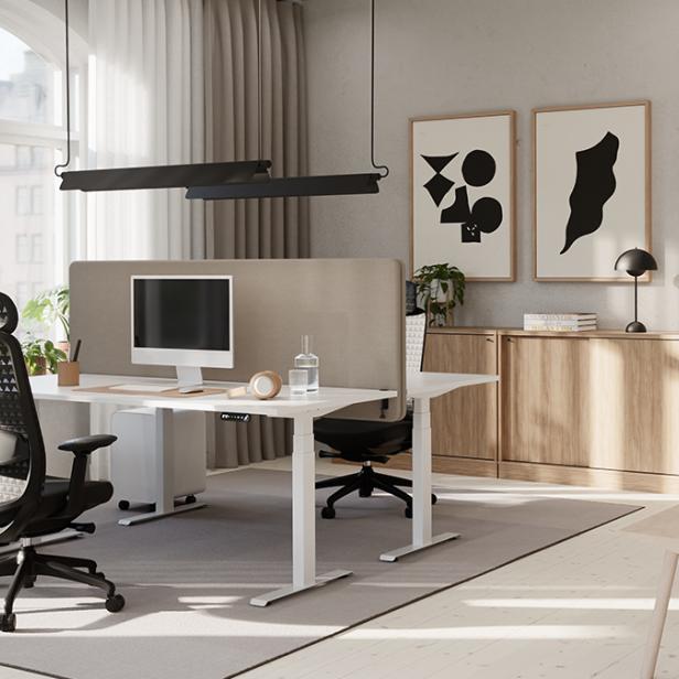 Modernes Büro mit einem Schreibtisch, einem Stuhl und einem Computer.