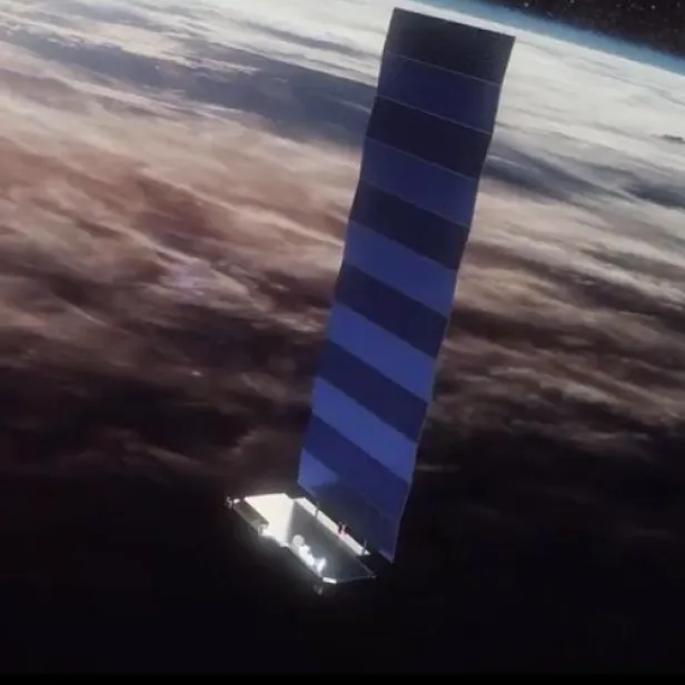 2 Starlink Satelliten im Orbit.