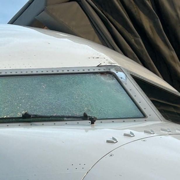 Die zertrümmerte Cockpit-Scheibe nach der Kollision
