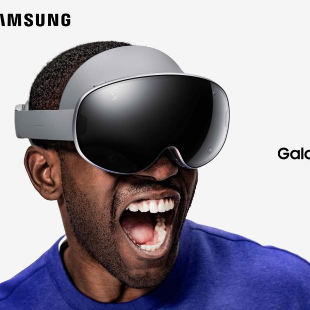 Eine Person trägt das neue Samsung Galaxy XR Headset, das mit Android XR betrieben wird und für immersive Mixed-Reality-Anwendungen entwickelt wurde.