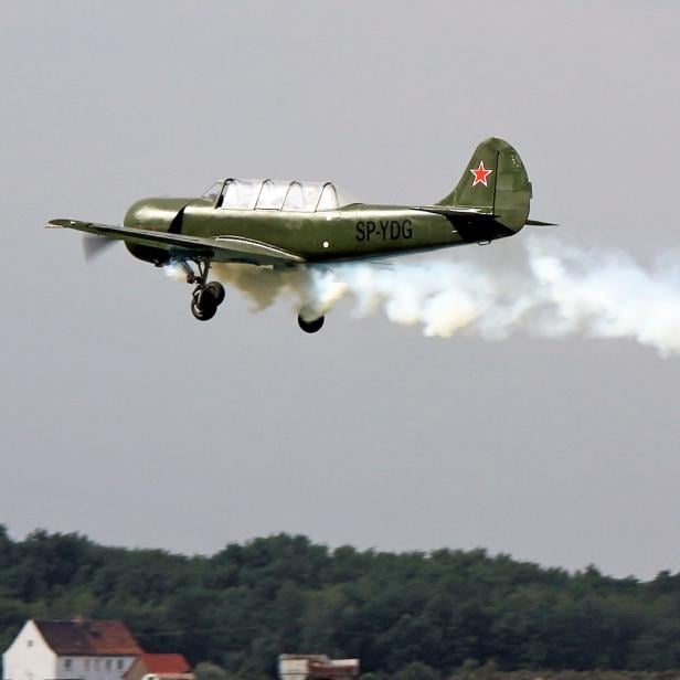 Symbolbild: Jak-52 bei einer Flugshow