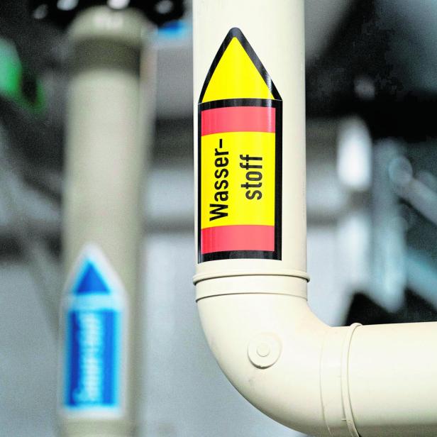 : Auf Rohren einer Wasserstofferzeugungsanlage ist ein Aufkleber mit der Aufschrift "Wasserstoff" angebracht