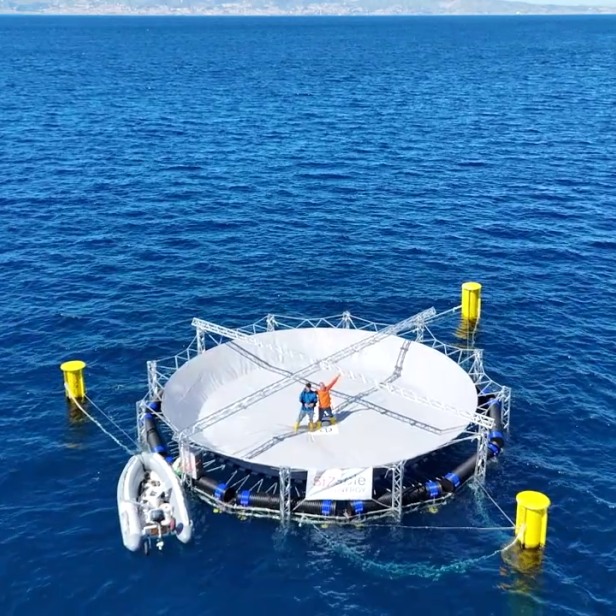 Zu sehen ist das Pumpspeicherkraftwerk am Meer mit 2 Personen in der Mitte 