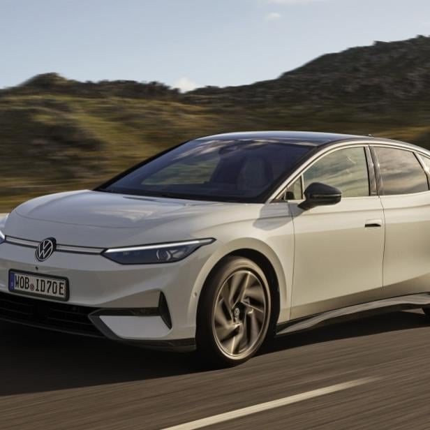 Der VW ID.7 fährt auf einer Straße