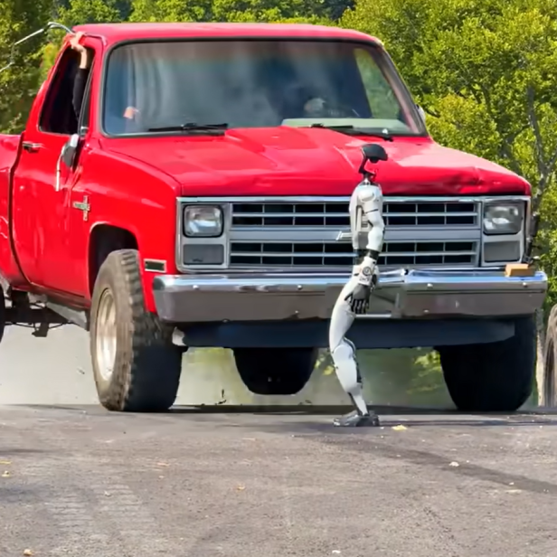 Roter Truck überfährt Roboter 