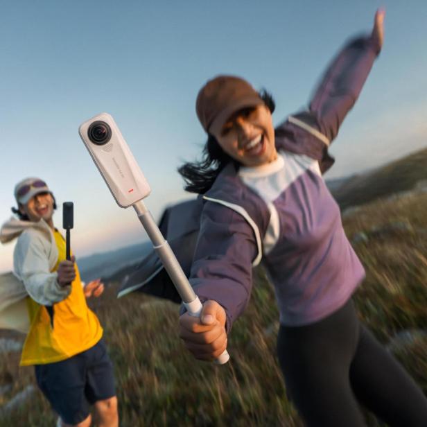 Neue Insta360 X4 Lite auf Selfie-Stick