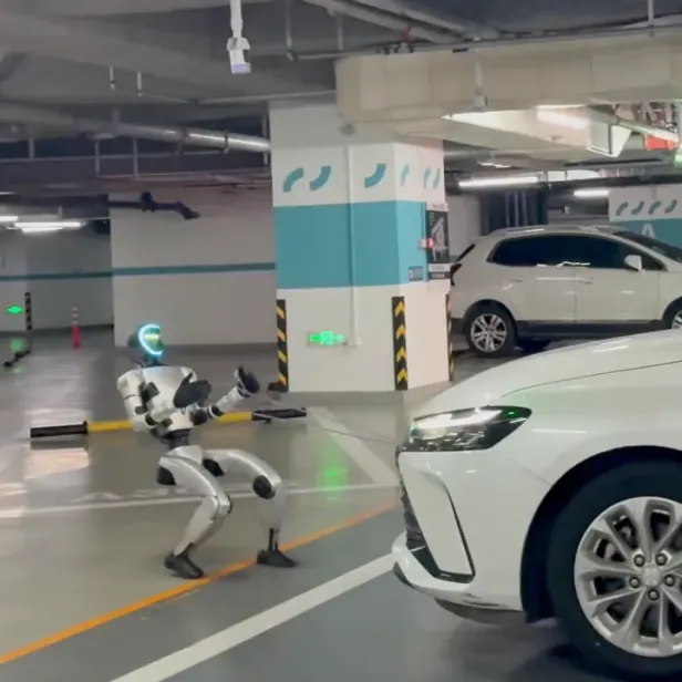 zu sehen ist der G1 in einem Parkhaus während er ein Auto zieht 