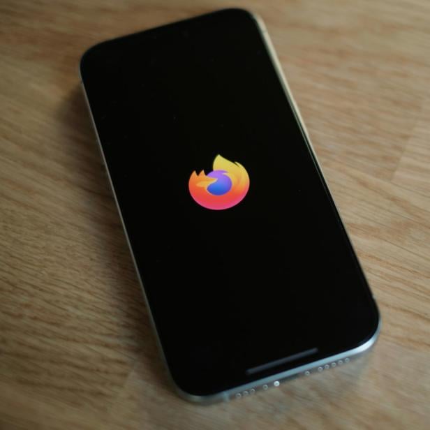Ein Smartphone mit Firefox Logo 