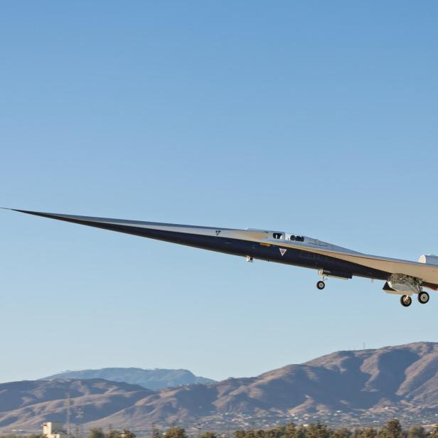 Der Überschalljet X-59 der NASA hebt bei seinem ersten Testflug über der kalifornischen Wüste ab.