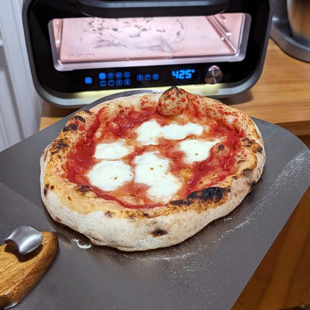 Neapolitanische Pizza vor dem Ooni-Volt-2-Pizzaofen