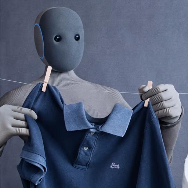 Haushaltsroboter Neo beim Wäschaufhängen (gestellt).