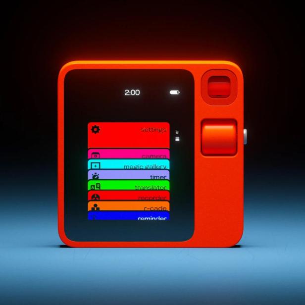 ein fast quadratisches oranges Gerät mit senkrechtem Bildschirm