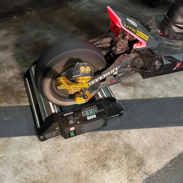 ein e-Roller auf einem Rollenprüfstand