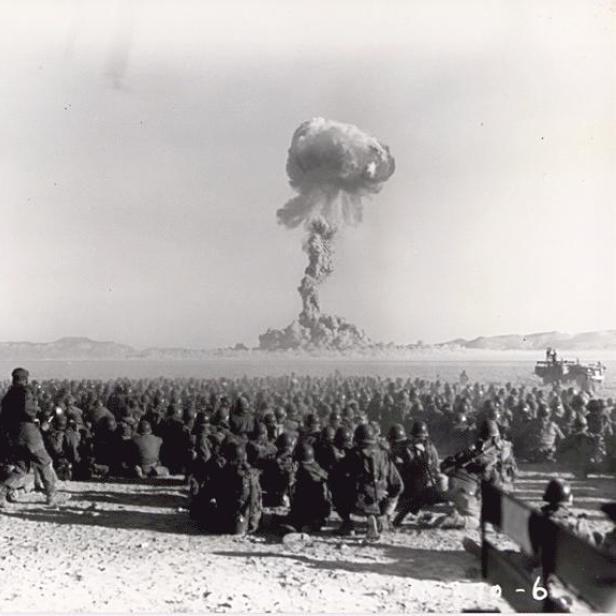 Soldaten beobachten einen Atomtest im Jahr 1951.