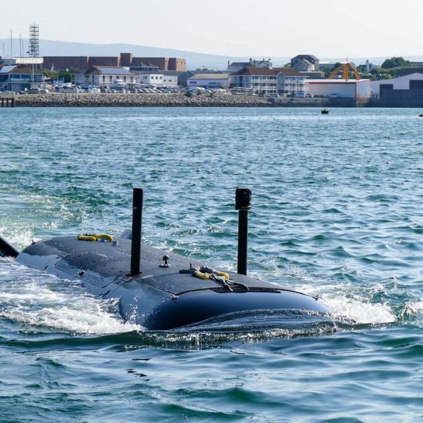Die Unterwasserdrohne an der Wasseroberfläche